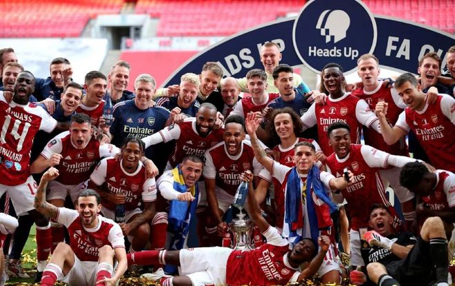 53岁齐达内上海街头踢毽子，与大妈迅速融入展现高球商风采