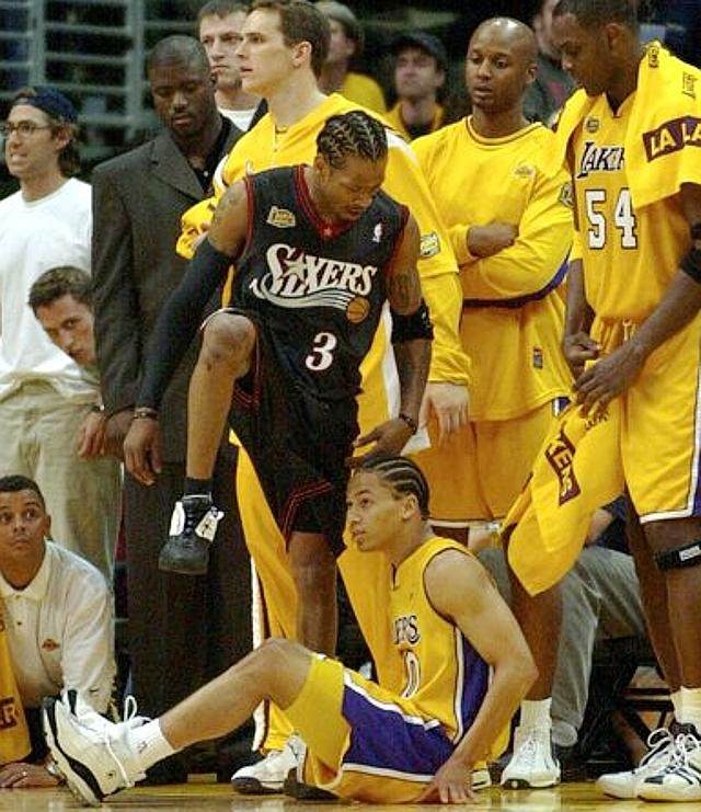 曼联逆境重生：十人应战下的3-2逆转胜利，转折点何在？