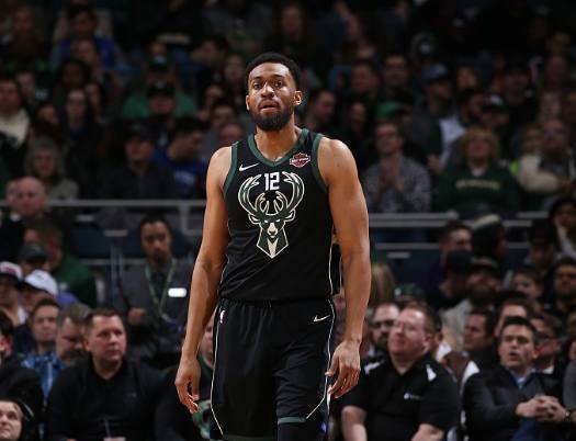 游泳赛事刷新多项纪录