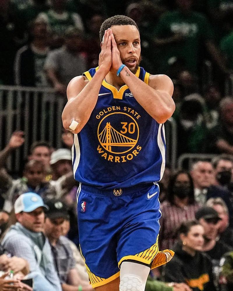 慢重钝！雷迪克看不下去了，换下詹姆斯！东契奇压哨三分拯救全队