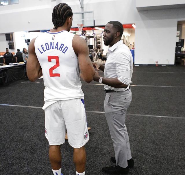 洛杉矶道奇队官网致敬费南多·瓦伦祖拉，2025 夺冠赛季全队均佩戴其纪念章